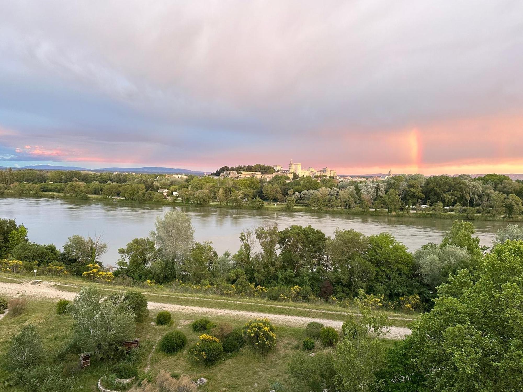 Charmante Petite Maison Avec Vue Panoramique, En Centre Historique, Proche D'Avignon, Ancienne, Renovee, Climatisee, Terrasse, Parking Public Gratuit Villeneuve-lès-Avignon Exteriör bild